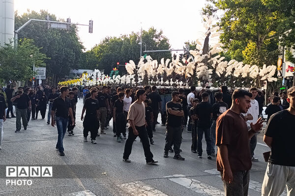 آیین باشکوه علم‌گردانی در غروب عاشورا 