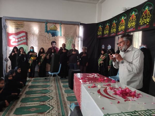 استقبال پرشور از شهید گمنام در هنرستان زهرای مرضیه بندرعباس