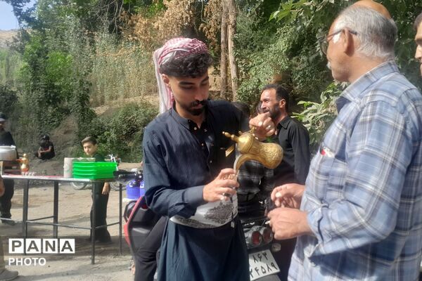 طعم مهربانی در مسیر عاشقی؛ قاب‌هایی از ایستگاه‌های صلواتی جاماندگان اربعین