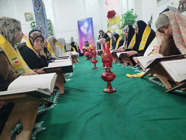 قاب‌های معنوی با شال‌های سازمانی بر سفره قرآن