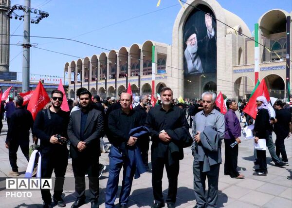 وداعِ تاریخی با «رهبر شهید ایران» از نگاه دوربین؛ تجلی بصیرت فرهنگیانِ «منطقه ۱۷» در مصلای تهران