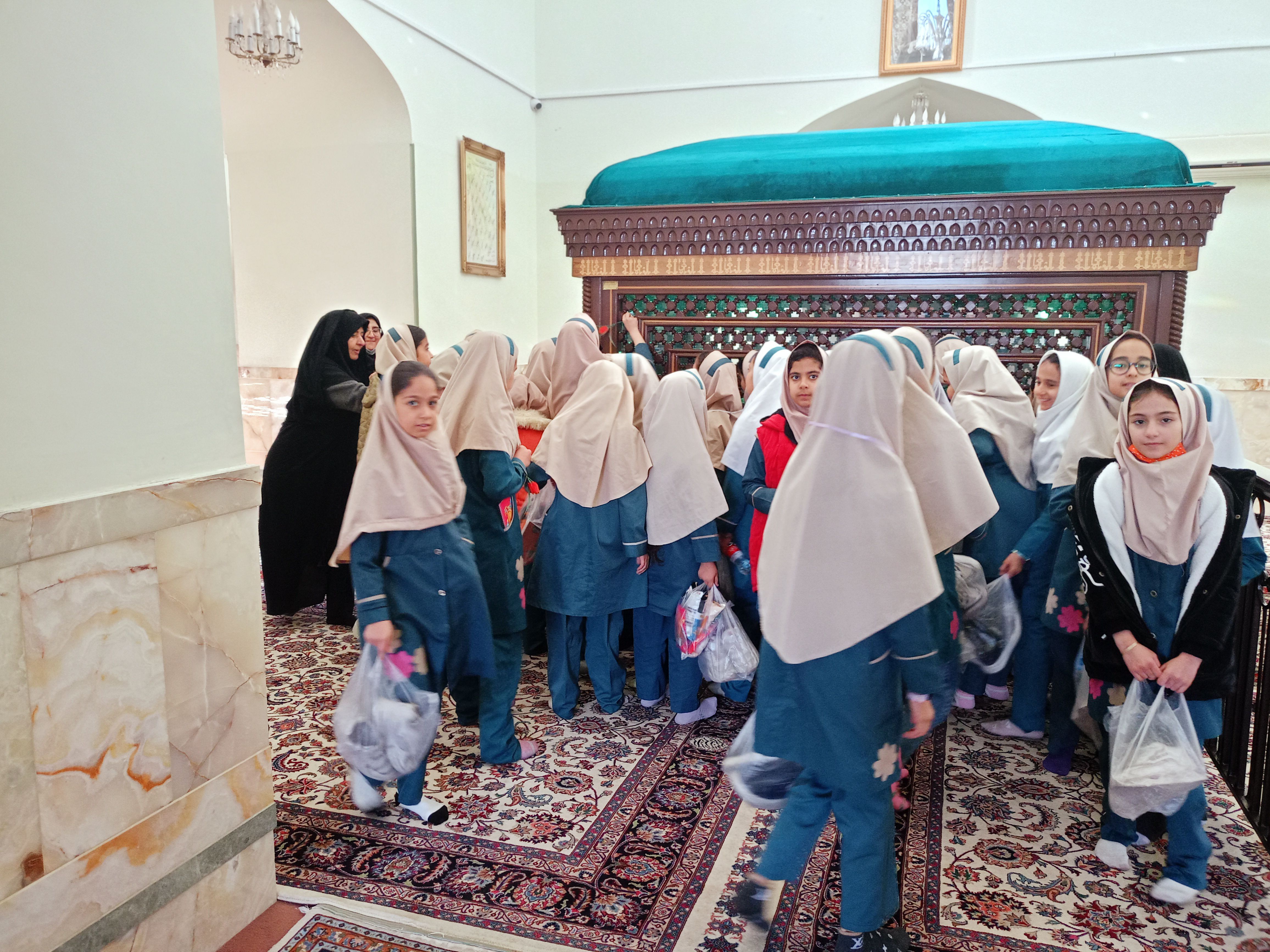 غبارروبی مزار شهدا توسط دانش‌آموزان دبستان سمیه