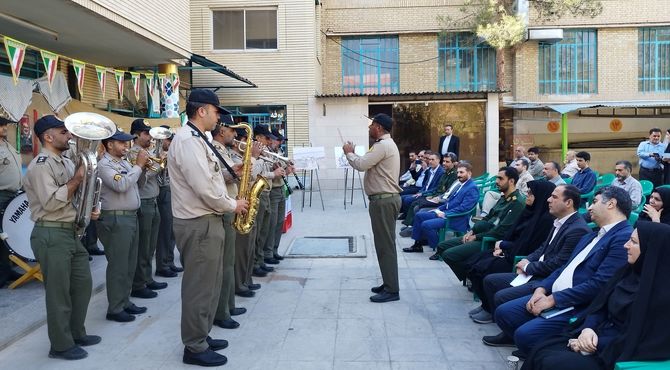 اجرای برنامه صبحگاه مشترک ویژه هفته دفاع مقدس در آموزش و پرورش ناحیه ۳ اصفهان