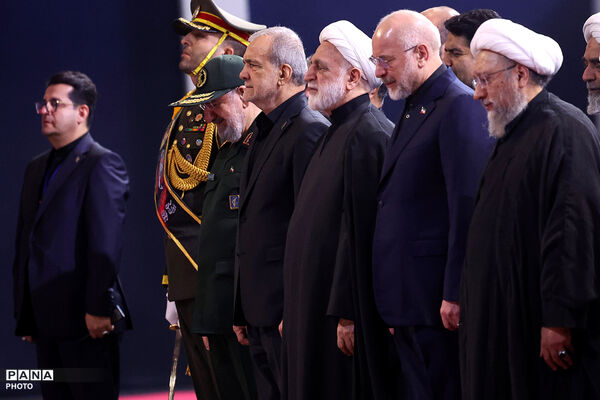 ادای احترام سران قوا و جمعی از مسئولان نظام بر پیکر مطهر رهبر شهید انقلاب