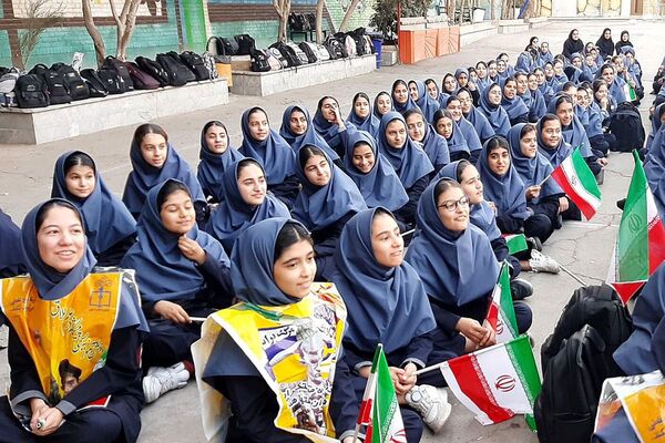 برگزاری جشن پرشور روز دانش آموز در دبیرستان شهدای هسته‌ای
