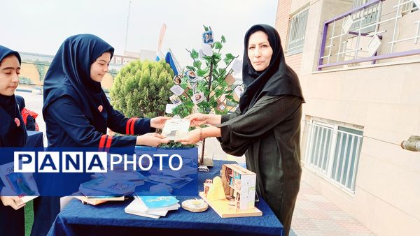 نشست ادبی دانش‌آموزان در کافه کتاب آموزشگاه هیات امنایی فرزانگان