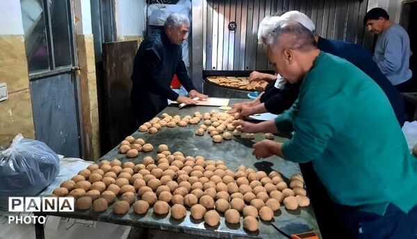 توزیع روزانه ۱۲۰۰ فطیر در کام رزمندگان و مردم ماهدشت