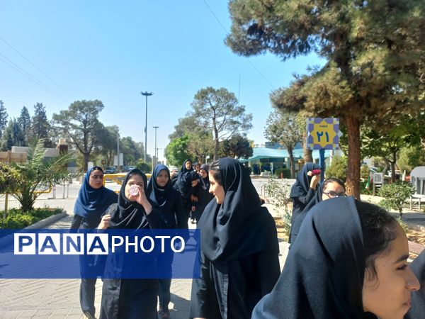 غبارروبی مزارشهدا توسط دانش‌آموزان منطقه ۱۳