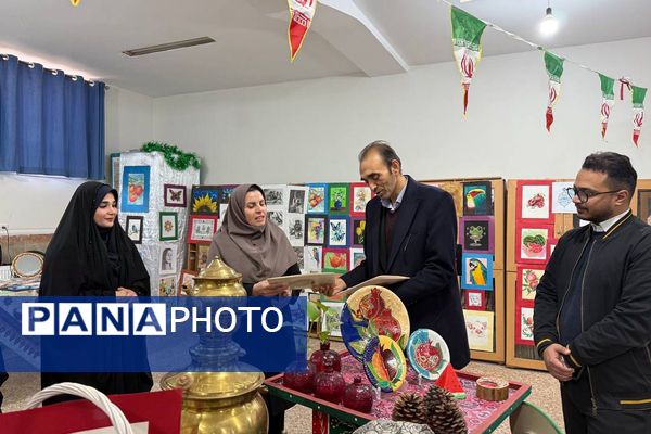 آیین افتتاحیه نمایشگاه هنری «ماها» در هنرستان شهید تاجیک بهارستان‌دو