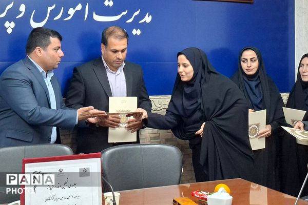 تجلیل از مدیران منتخب برگزارکننده دوره کوتاه‌مدت دوزبانه و مربیان مناطق کم برخوردار