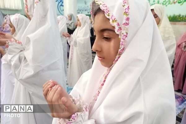 نماز جماعت و محفل انس با قرآن در دبستان شهید آقچه لو رباط کریم 