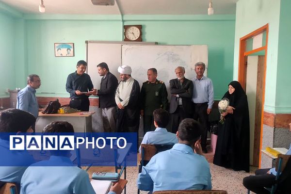 تجلیل از مدیر و کارکنان مدرسه نمونه رازی سعدآباد