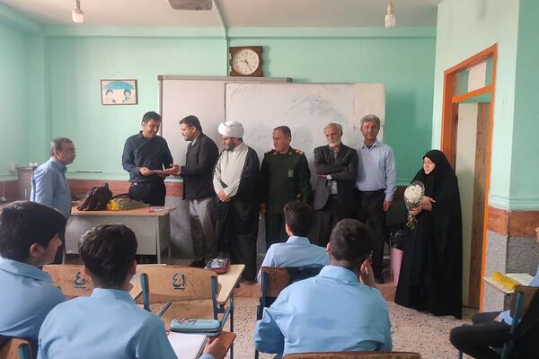 تجلیل از مدیر و کارکنان مدرسه نمونه رازی سعدآباد