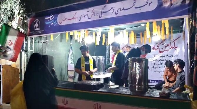 طنین مقاومت در خیابان دانشجو؛ موکب «نسل سلیمانی» سازمان دانش‌آموزی برپا شد