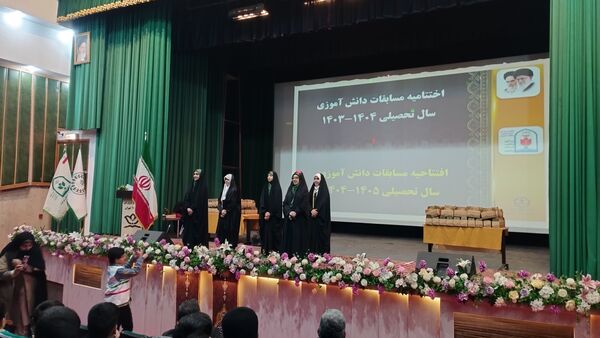 آیین تجلیل از دانش‌آموزان منتخب مسابقات قرآنی و فرهنگی 