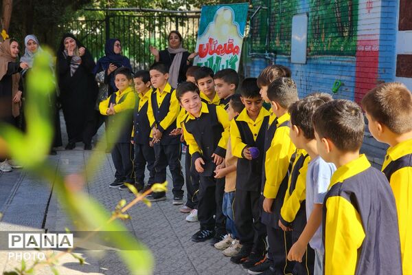 جشن شکوفه‌ها در دبستان انقلاب اسلامی تهران