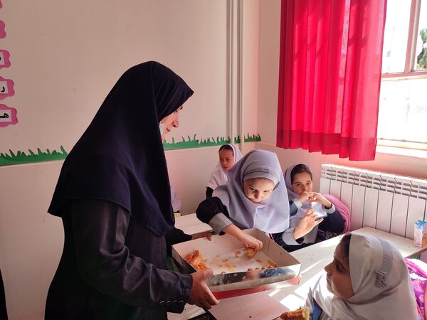 آیین نواختن زنگ مهر، ایثار و شهادت در دبستان شاهد حاج تقی آقا بزرگ ناحیه یک مشهد 