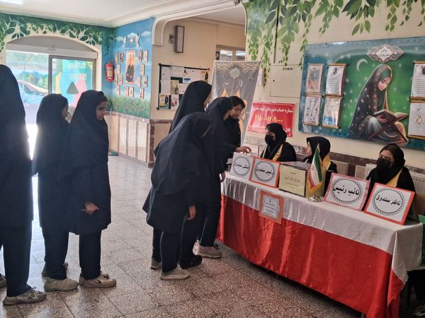 میزبانی پیشتازان مدرسه شهید مدرس در انتخابات شورای دانش‌آموزی