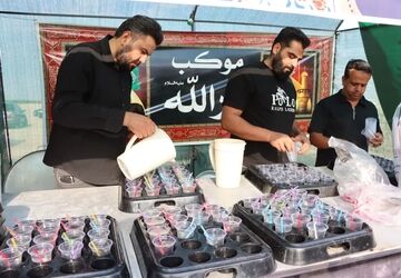 عطر ارادت به پیامبر(ص) و اهل‌بیت(ع) در موکب مردمی  ابرکوه