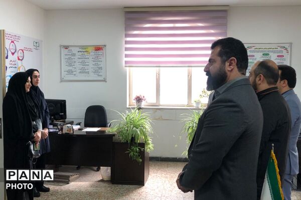 بازدید و عرض تبریک مدیر آموزش و پرورش ناحیه دو شهرری از کارکنان اداری