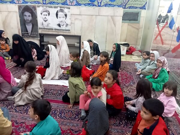 اجرای برنامه هایی زیبا و شاد برای کودکان در شهرستان کاشمر 