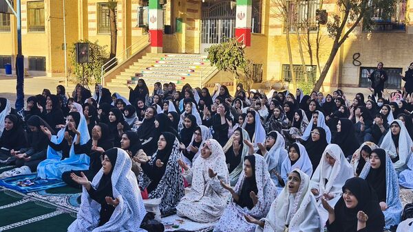 نماز جماعت باران در آموزشگاه شهید فتحی‌پور ناحیه یک شهرستان بهارستان