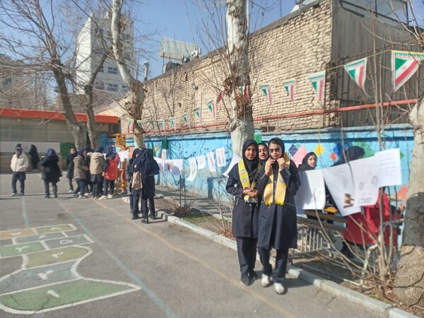 بازارچه به مناسبت دهه فجر در دبیرستان دخترانه انقلاب اسلامی 