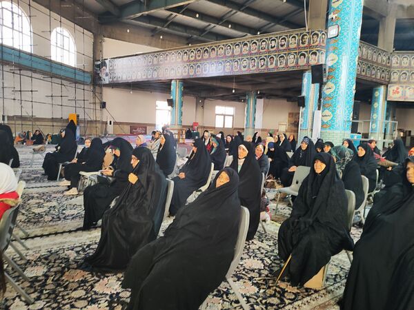 دکلمه‌خوانی دانش‌آموزان در مقابل مادران شهرستان قدس به‌مناسبت روز مادر