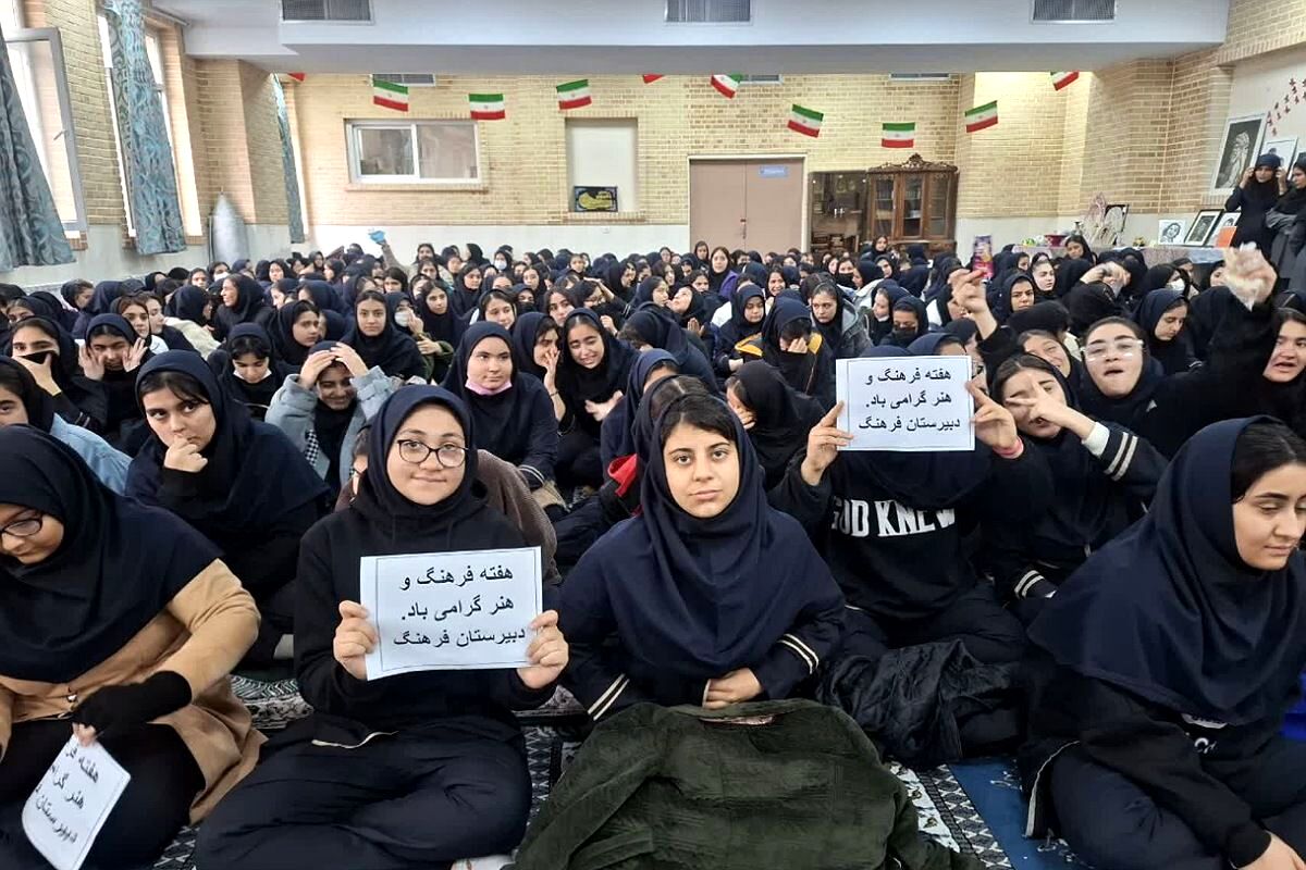 برپایی نمایشگاه هنرهای دست‌ساز در مدرسه فرهنگ قرچک