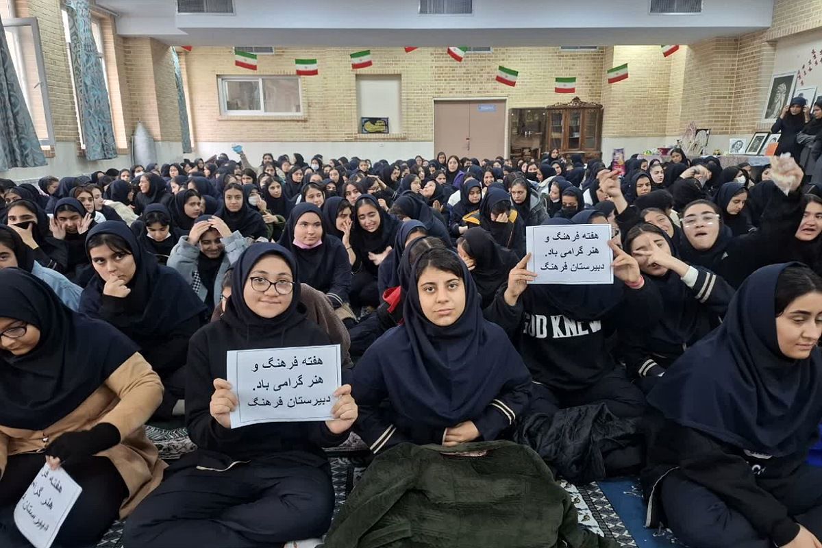 برپایی نمایشگاه هنرهای دست‌ساز در مدرسه فرهنگ قرچک