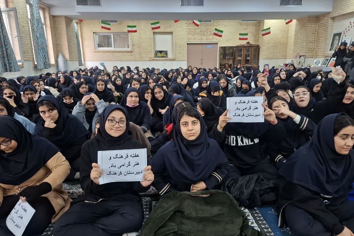 برپایی نمایشگاه هنرهای دست‌ساز در مدرسه فرهنگ قرچک