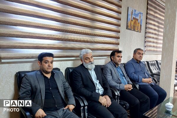 دیدار نوروزی رئیس و کارکنان اداره آموزش و پرورش کهریزک با امام جمعه منطقه 