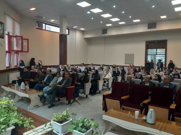 جلسه انجمن اولیا و مربیان در دبستان آرمینه مصلی نژاد ناحیه ۶ مشهد 