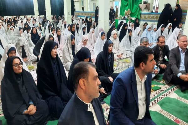 اقامه نماز جماعت در دبیرستان دخترانه حضرت زهرا(س) اهواز
