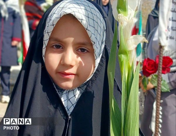 دلجویی دختران دانش‌آموز از خانواده شهدای جنگ رمضان در دهه کرامت 