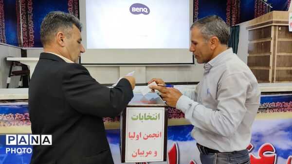 انتخابات انجمن اولیا و مربیان در مدرسه پسرانه نمونه فرزانگان در شهرستان شیروان 