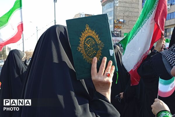 حضور مردم شهرستان رباط‌کریم برای بیعت با سومین رهبر انقلاب