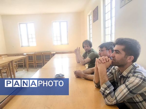 جلسه انجمن اولیا و شورای دانش آموزی در راستای برنامه‌ریزی هفته معلم