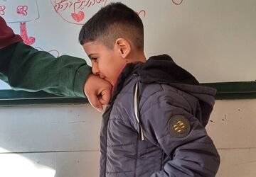 پویش «دست‌بوسی مادر» در دبستان پسرانه جمال ناحیه ۵ اصفهان