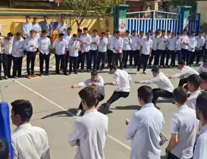 برگزاری مسابقه طناب کشی در دبیرستان نمونه دولتی شهدای علم و فناوری بهارستان‌ دو