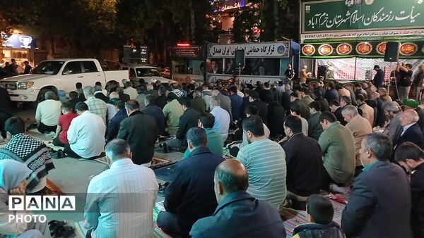 در تجمع شبانه مردم خرم‌ آباد در میدان امام، نماز استغاثه اقامه شد