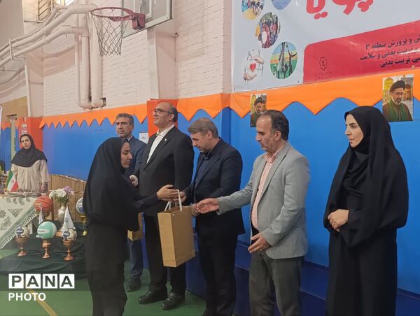 اوج هیجان در فینال والیبال طرح میدان پویا؛ درخشش نوجوانان ورزشکار منطقه ۳