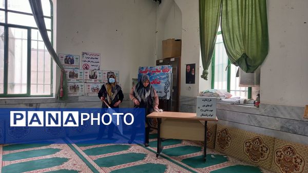 نظافت مسجد پنج تن آل عبا توسط اعضای بسیج