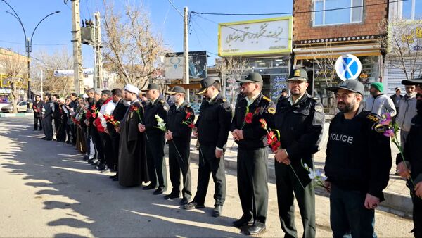گلباران تمثال مبارک حضرت امام خمینی (ره) در سالروز ورود تاریخی و آغاز دهه فجر انقلاب اسلامی ایران 