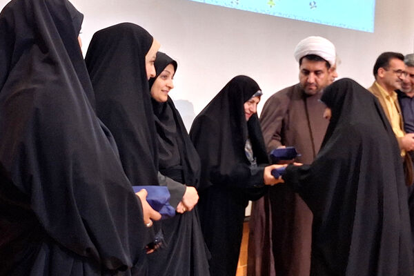 تقدیر از چهره های روشن در محفل ایمان 