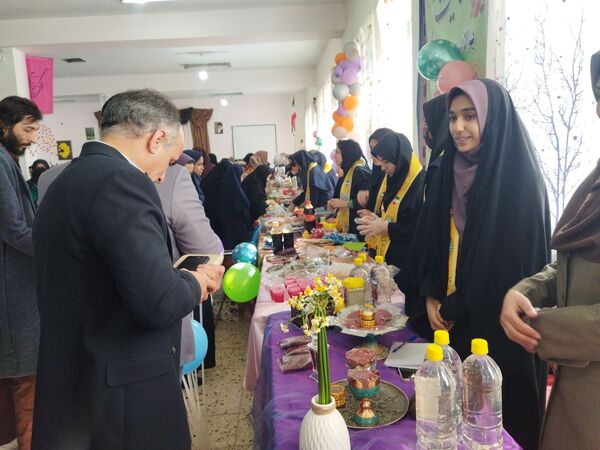 بازارچه دست‌سازه‌های دانش‌آموزان شهر راز