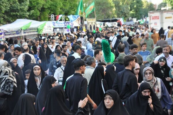برگزاری باشکوه «مهمانی کیلومتری غدیر» در کرمانشاه با مشارکت گسترده مردم و دانش‌آموزان