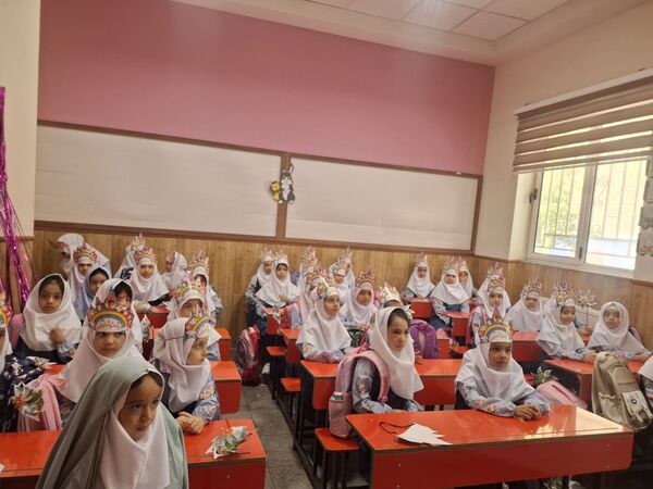 جشن شکوفه ها در دبستان مصلی نژاد