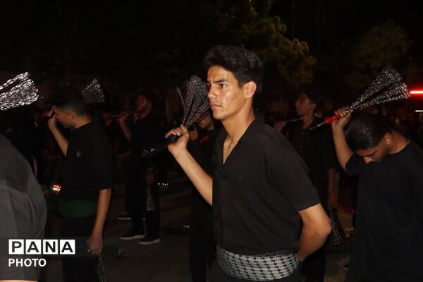 هیئت سینه‌زنی و زنجیرزنی در مسجد جامع نیشابور در شب عاشورا