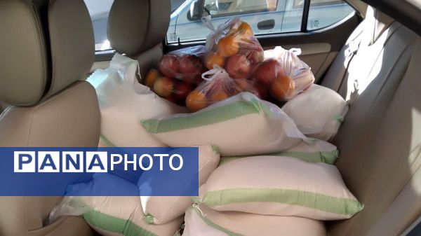 اهدای بسته‌های یلدایی به خانواده‌های کم برخوردار در شب یلدا